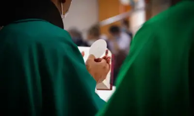 Investigan a sacerdote por morder a una mujer durante la Comunión