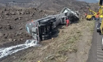 Vuelca tráiler en autopista de Veracruz; se derraman 30 mil litros de leche