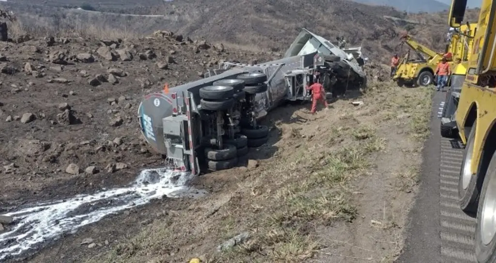 Vuelca tráiler en autopista de Veracruz; se derraman 30 mil litros de leche