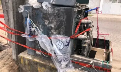 Para evitar apagones le ponen hielo al transformador en fraccionamiento de Veracruz