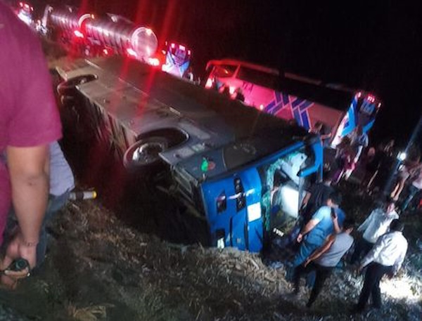 Se accidenta en la autopista Tinaja-Cosoleacaque autobús de “acarreados” al cierre de Sheinbaum, en CDMX; al menos, 20 lesionados