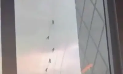 Trabajadores quedan suspendidos a varios metros de altura cuando limpiaban vidrios