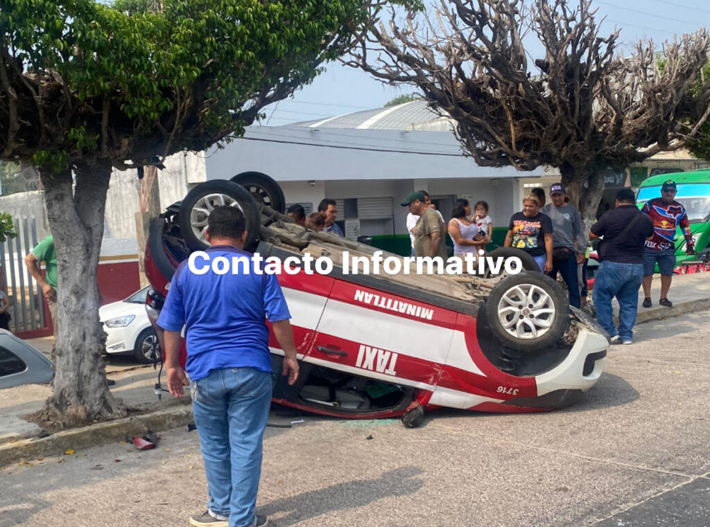 ¡Volcadura en la Justo Sierra!