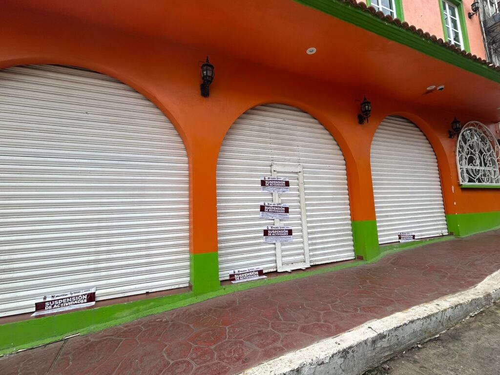Mientras que calles y banquetas se encuentran invadidas por el comercio no establecido, Gobierno de Minatitlán cierra las puertas de la “Picadita Jarocha”
