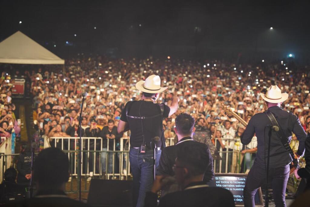 Lleno total  en el segundo día de Feria Cosoleacaque 2024.