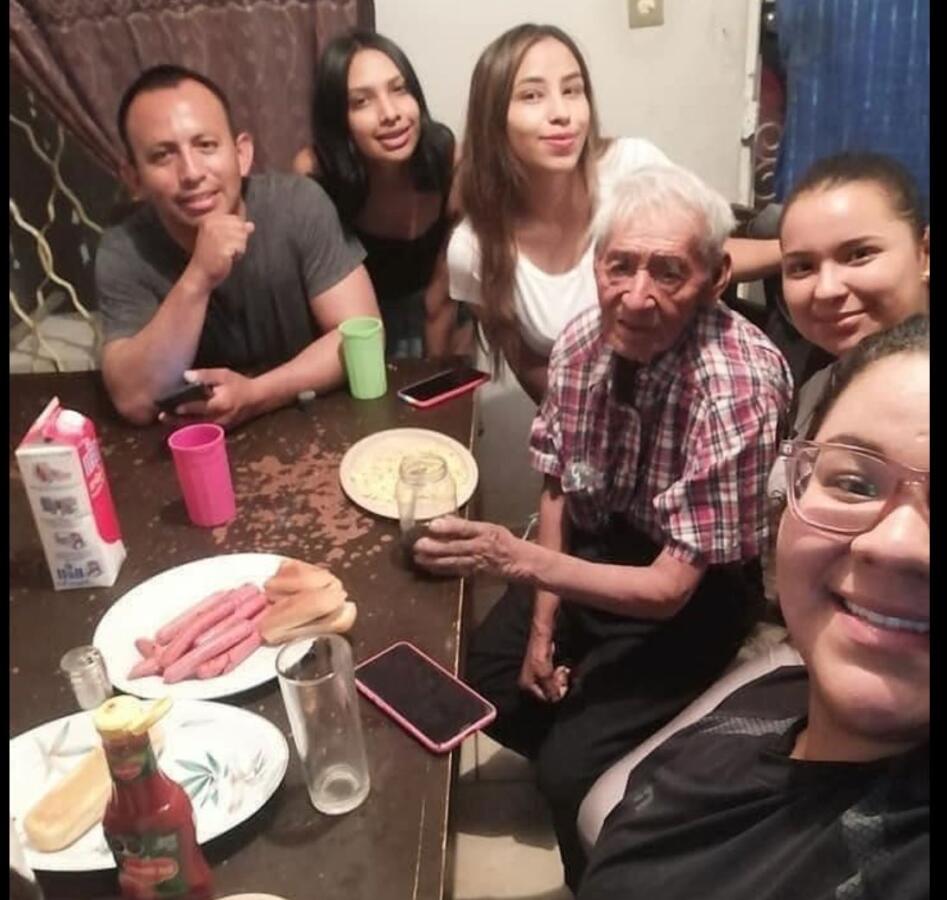 ABANDONADO POR SUS 11 HIJOS, DESCONOCIDA ADOPTA A ABUELITO; VIVÍA BAJO UN ÁRBOL