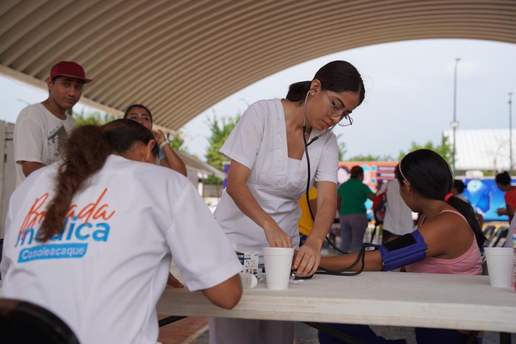 El H. Ayuntamiento de Cosoleacaque acerca servicios de salud gratuitos a sus habitantes.