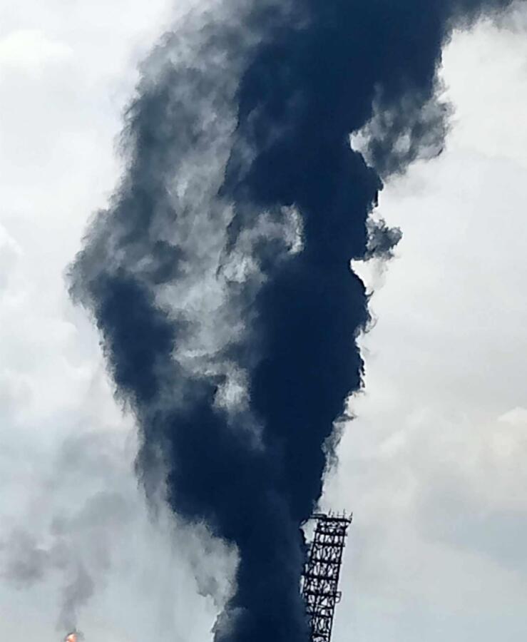 ¡Llovió coque en el río Coatzacoalcos!