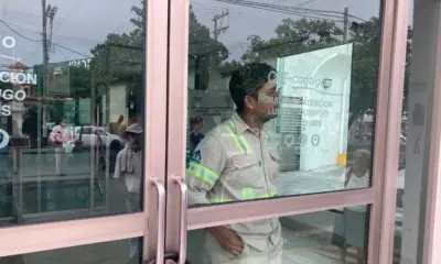 Encadenan puertas de CFE y hay personal adentro en Veracruz