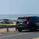 Hombre intenta ahogar a sus hijos en el mar; policías los rescatan