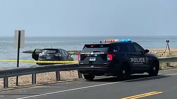 Hombre intenta ahogar a sus hijos en el mar; policías los rescatan