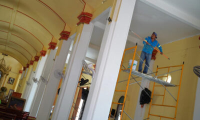 Cuadrillas de pintura del H. Ayuntamiento de Cosoleacaque embellecen la parroquia Preciosa Sangre de Cristo.