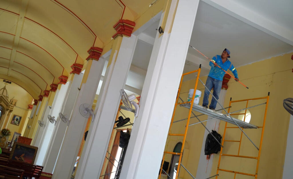 Cuadrillas de pintura del H. Ayuntamiento de Cosoleacaque embellecen la parroquia Preciosa Sangre de Cristo.