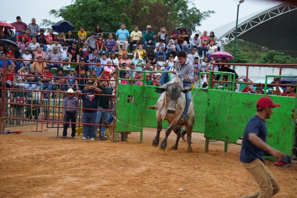 Emocionante jaripeo se vivió en el municipio de Cosoleacaque dentro la festividad de la Preciosa Sangre de Cristo.