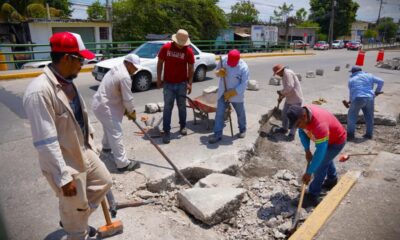 Gobierno de Cosoleacaque realiza trabajos de bacheo en el bulevar.