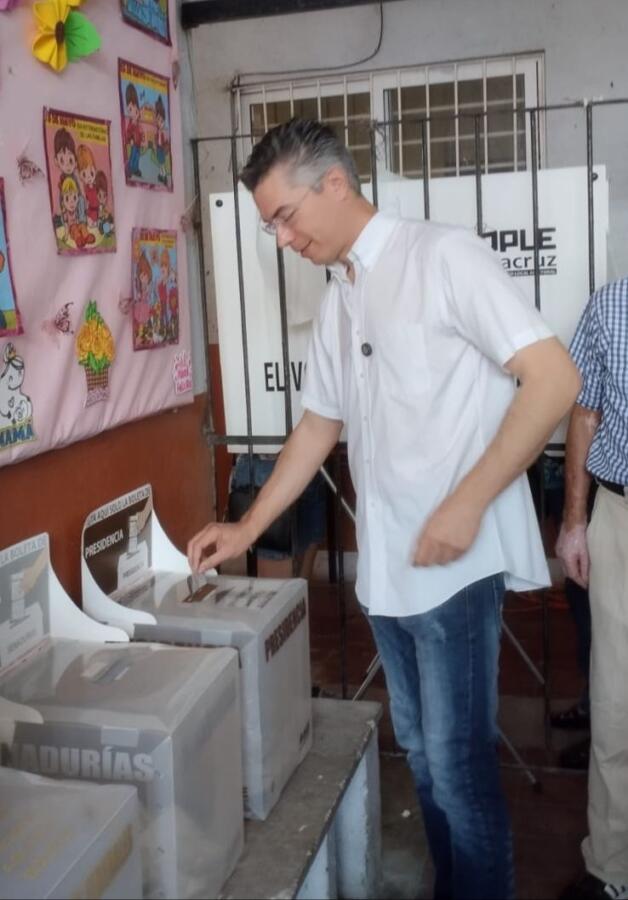 *Vota Dante Delgado; llama a los veracruzanos a ejercer de forma responsable el voto*