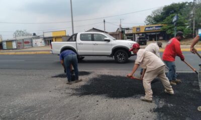 Trabajos de bacheo en calles y avenidas, se realizan de manera continua en el municipio de Cosoleacaque.