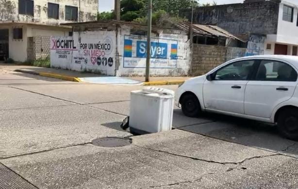 Con una lavadora, así taparon vecinos de Coatzacoalcos enorme hundimiento