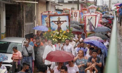 Se efectúa el tradicional paseo de flores en honor a la Preciosa Sangre de Cristo.