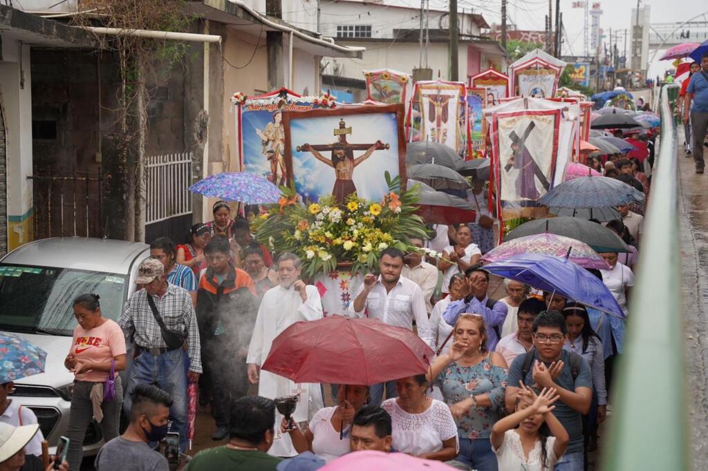 Se efectúa el tradicional paseo de flores en honor a la Preciosa Sangre de Cristo.