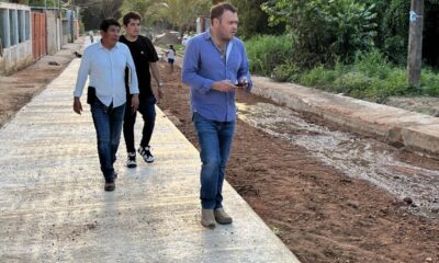 Alcalde de Cosoleacaque supervisa avances en obra pública.