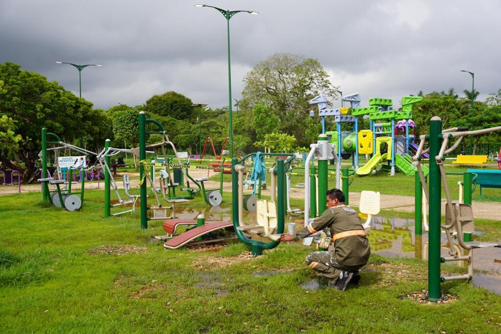Gobierno de Cosoleacaque da mantenimiento a parque del pabellón cultural