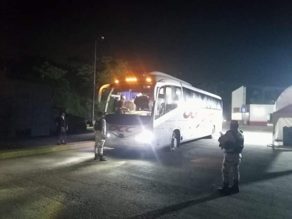 A balazos intentan detener el autobús