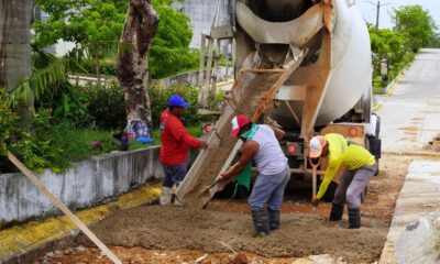El H. Ayuntamiento de Cosoleacaque repara losas de concreto en el Fraccionamiento Los Mangos.