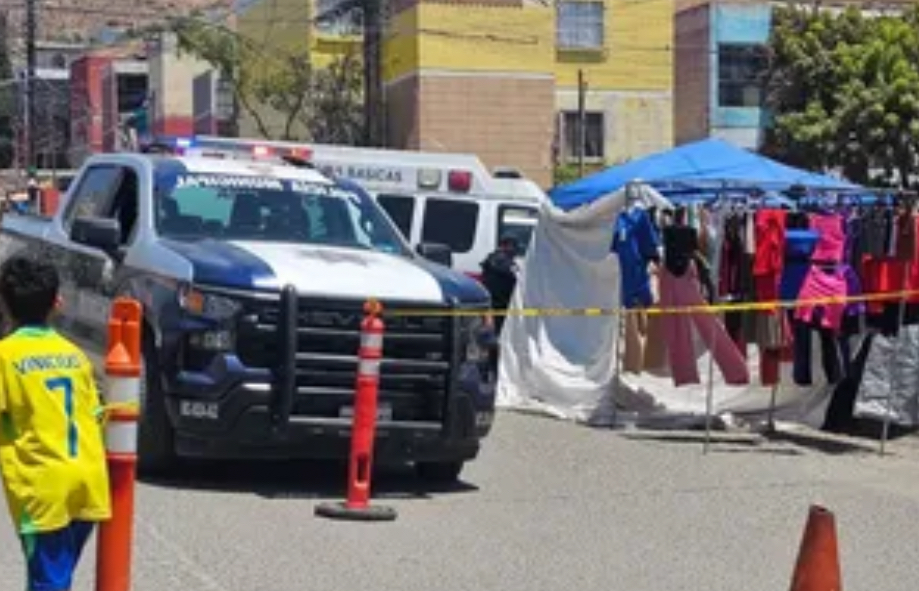 En pleno tianguis, asesinan a vendedora ambulante frente a sus clientes en Tijuana