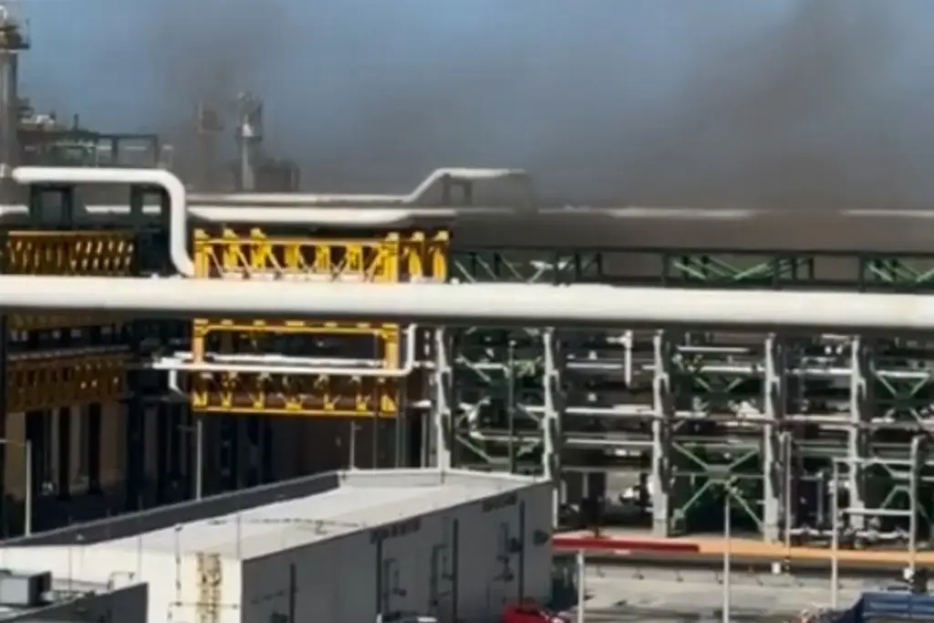 Evacuan a trabajadores de la refinería de Dos Bocas por presunta fuga de gas