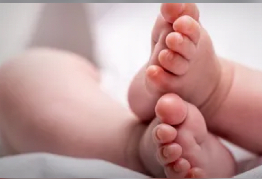 Médicos descubre un FETO creciendo en el cráneo de una bebé de un año