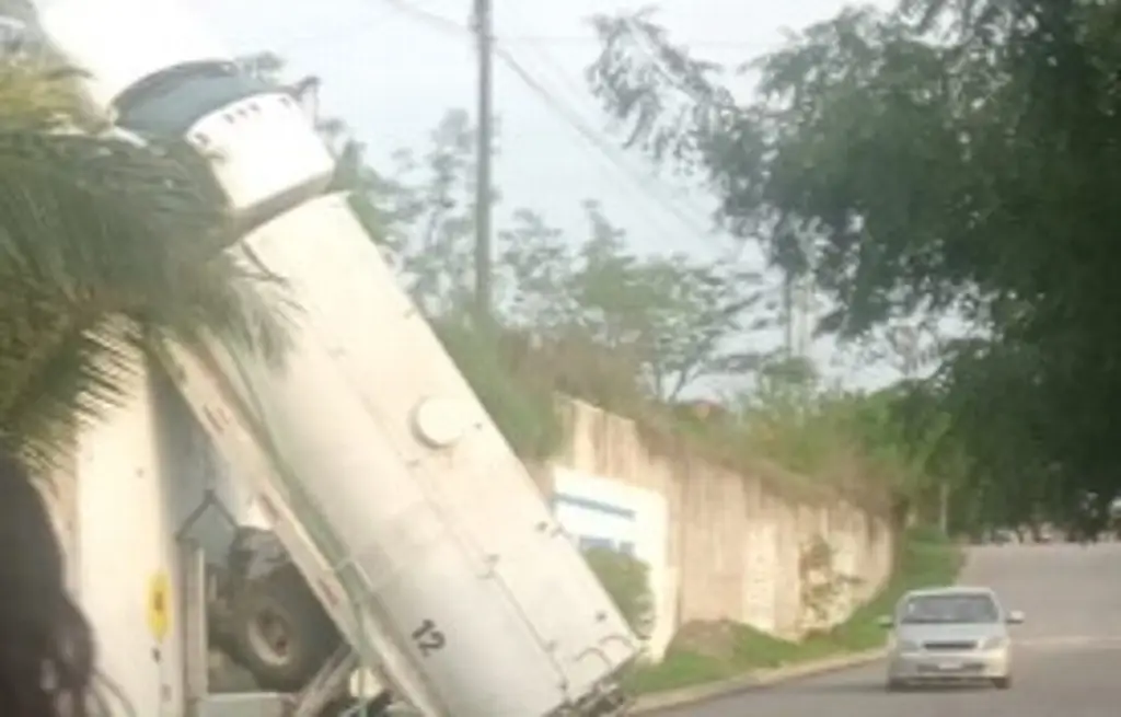 Pipa cae al vacío en Veracruz