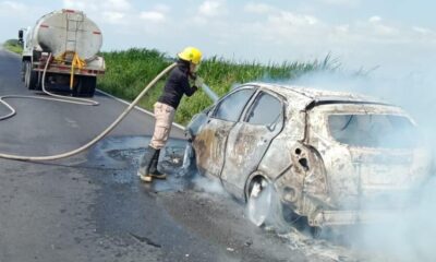 Protección Civil y Bomberos de Cosoleacaque sofocó el incendio de un vehículo en Las Matas.