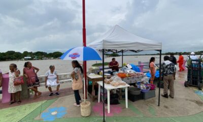 Tras 40 años, desalojan a comerciantes del malecón en Minatitlan; empleados del Gobierno Municipal, les robaron mobiliario: acusan los inconformes