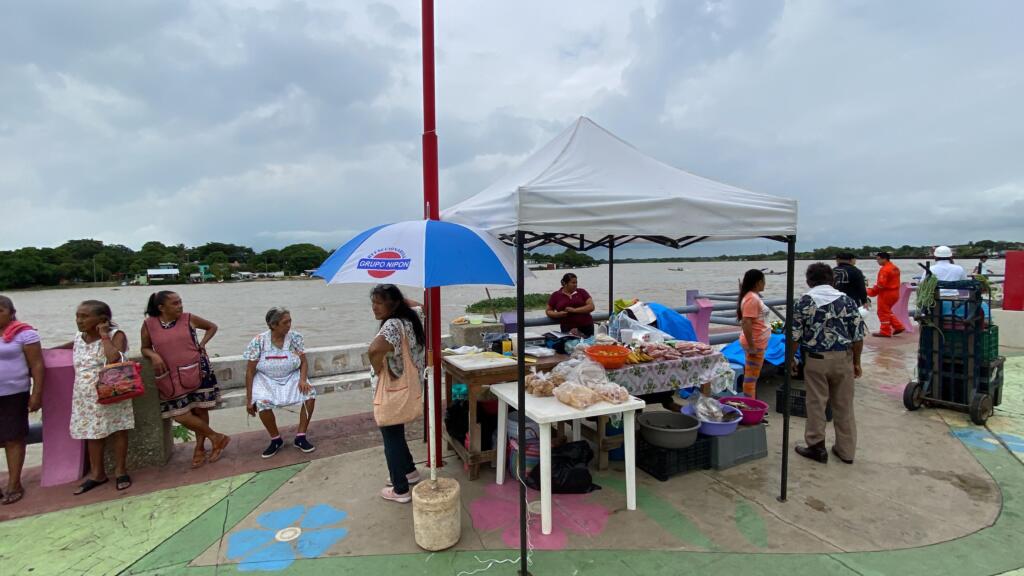 Tras 40 años, desalojan a comerciantes del malecón en Minatitlan; empleados del Gobierno Municipal, les robaron mobiliario: acusan los inconformes