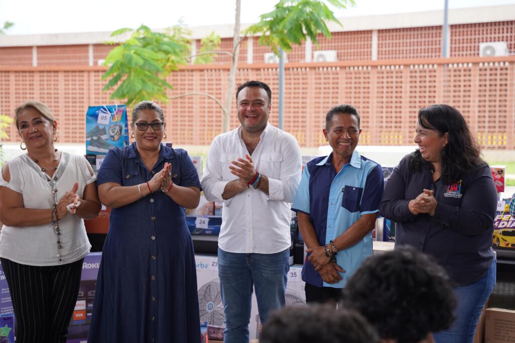Celebra Ponciano Vázquez Parissi a los bomberos de Cosoleacaque.