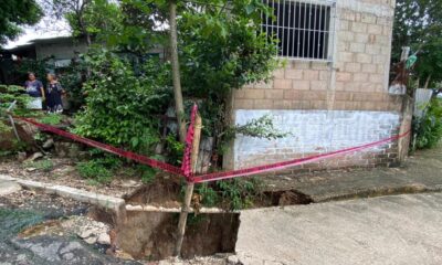 Vecinos de Minatitlán exigen acción ante socavón que crece y amenaza con derrumbar vivienda