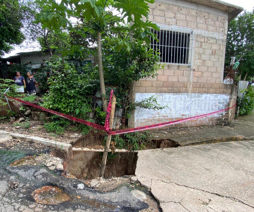 Vecinos de Minatitlán exigen acción ante socavón que crece y amenaza con derrumbar vivienda