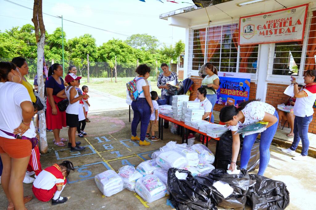 Más estudiantes de Cosoleacaque beneficiados con mochilas, útiles y zapatos escolares