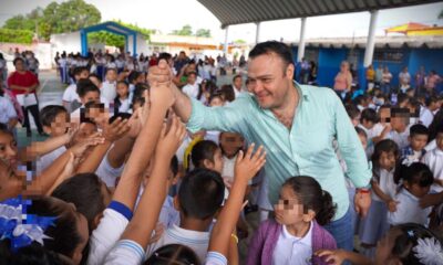 Primaria Juan de la Barrera se beneficia con el programa municipal de útiles, mochilas y zapatos escolares.