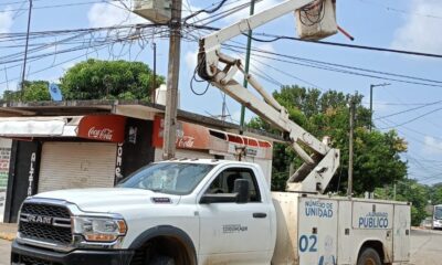 Interviene el gobierno municipal de Cosoleacaque ante CFE para restablecer servicio de energía eléctrica en el barrio primero.