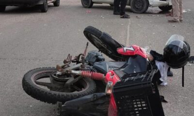 Familia en moto chocó contra de un auto en la colonia Nueva Mina; una niña de escasos tres años resultó herida