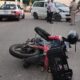 Familia en moto chocó contra de un auto en la colonia Nueva Mina; una niña de escasos tres años resultó herida