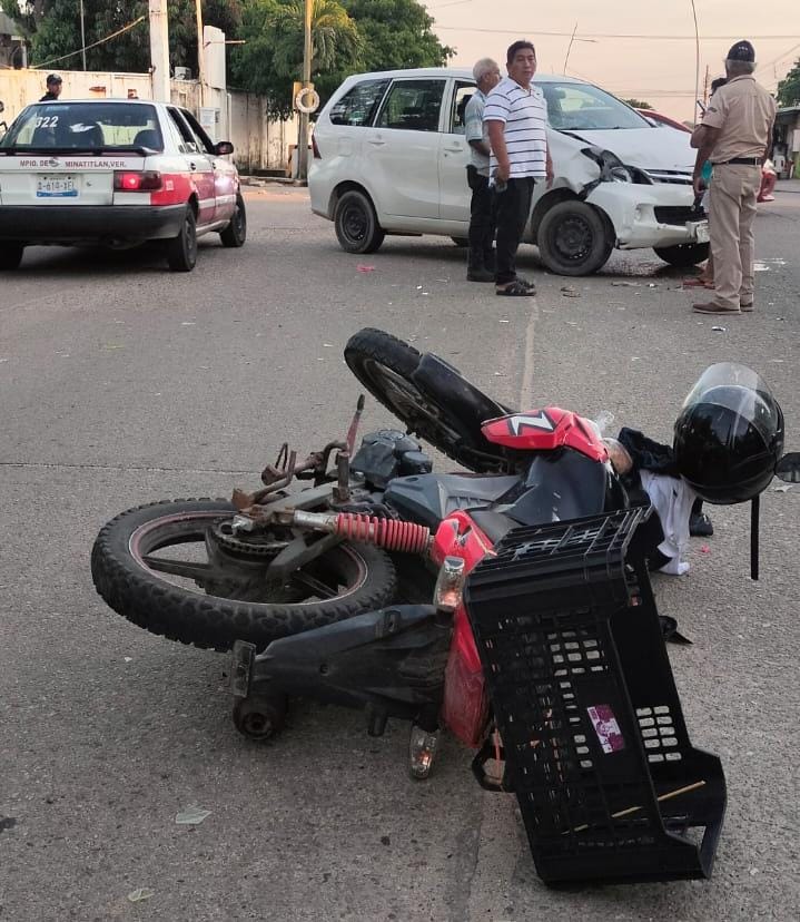 Familia en moto chocó contra de un auto en la colonia Nueva Mina; una niña de escasos tres años resultó herida