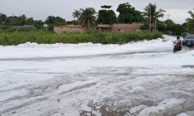Misteriosa espuma blanca aparece en glorieta de Villa Allende, Coatzacoalcos
