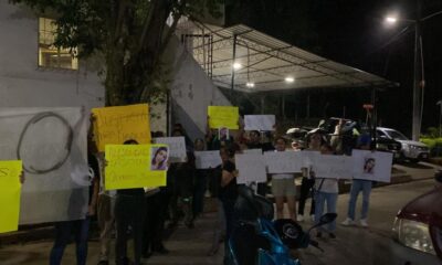 Familiares de asesinada y calcinada en Acayucan, Ver, protestaron en la Fiscalía Especializada en delitos contra las mujeres y los niños.