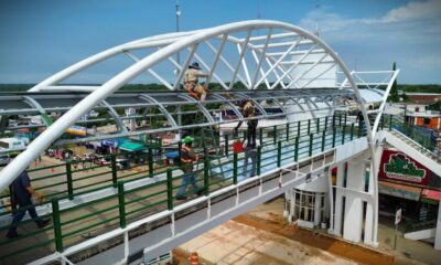 Continúan trabajos de mantenimiento del puente peatonal de Cosoleacaque.