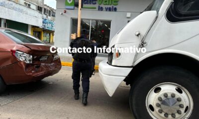 Aparatoso choque entre camión urbano y automóvil en Minatitlán