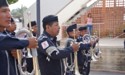 Empleados municipales de Cosoleacaque rinden honores a la bandera.