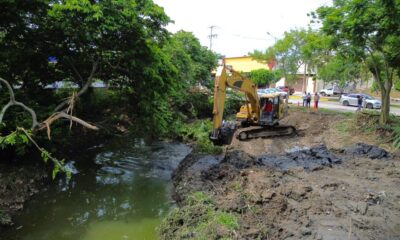 El H. Ayuntamiento de Cosoleacaque mantiene limpieza de canales y arroyos.